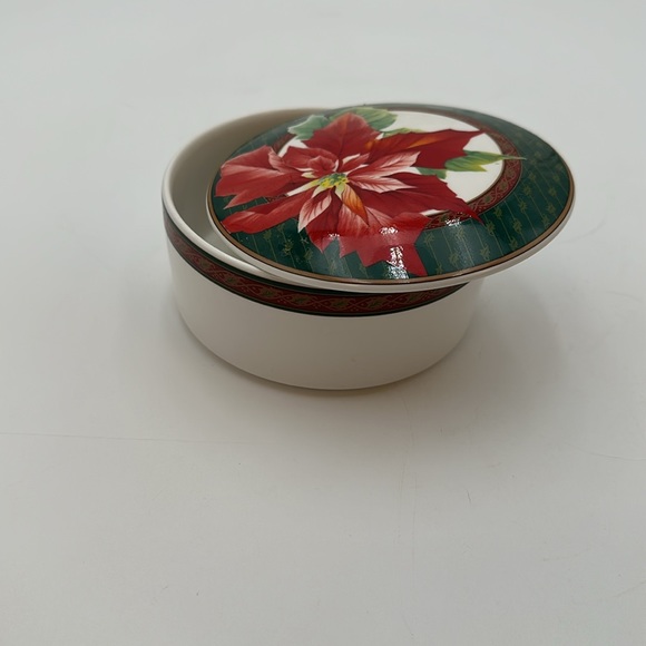 Mikasa Maxima Japan Holiday Fleur Covered Pointsettia Candy/Trinket Box - Picture 13 of 16
